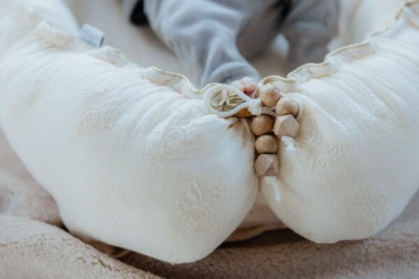 Babynestje broderie bloemen gold - Afbeelding 2